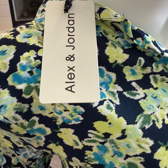 NWT Alex & Jordan 100% Rayon Floral Button-Up Shirt SM - Picture 7 of 8